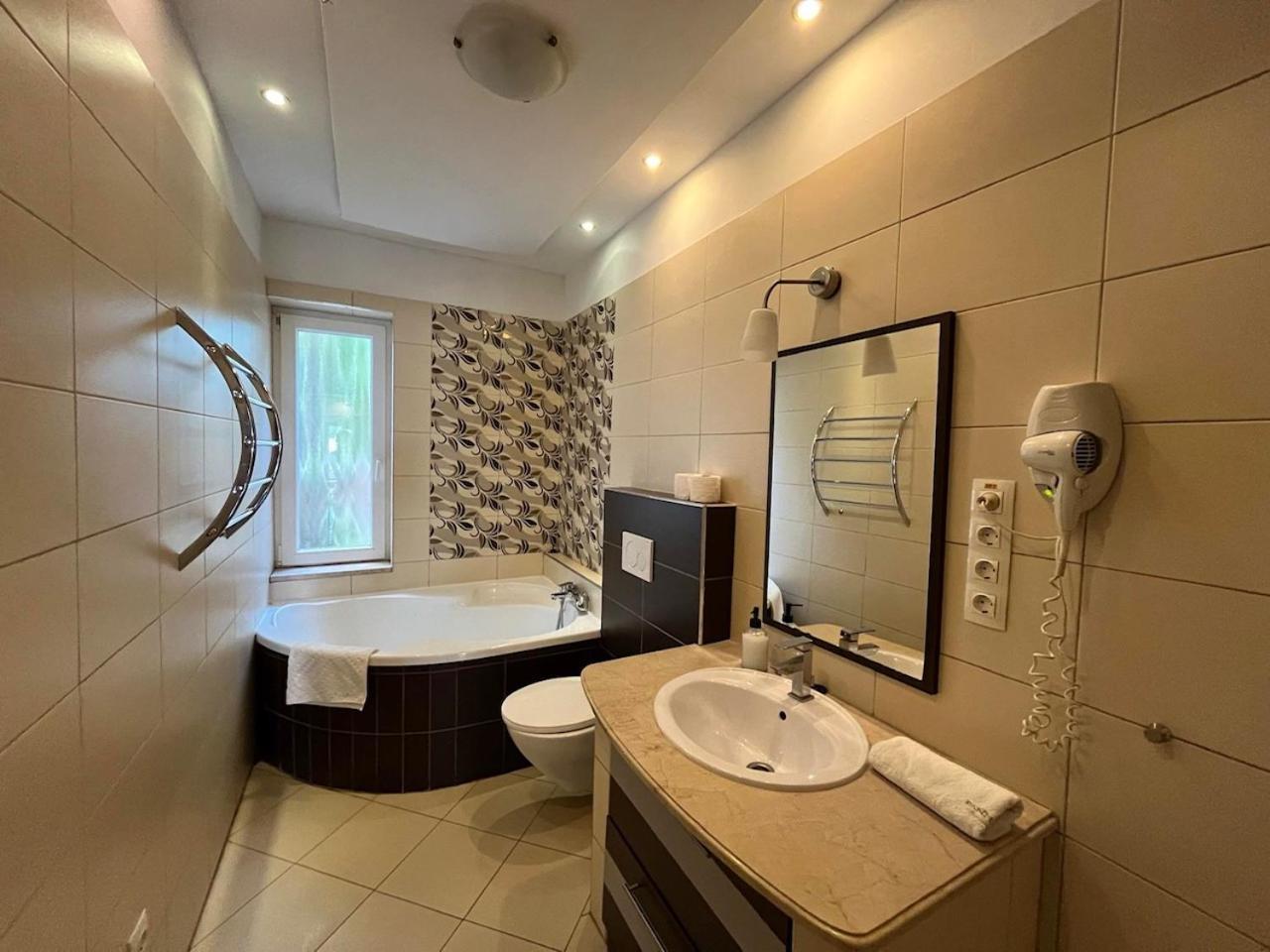 City Apartman Haz Balatonlelle Exterior foto